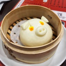 DimDimSum 新宿マルイ本館店 / Tokyo

香港発！台湾や韓国でも大行列の点心レストラン「DimDimSum（ディムディムサム）」が、新宿マルイ本館にオープン！

見た目がユニークな「洋ナシの型揚げ餃子」は、周りの皮がほんのり甘くて、中には肉あんがたっぷり！ぷりぷり海老豚焼売も絶品です！

豚の顔のカスタード饅は、「豚の鼻に箸をさし、ホジホジしてプニューとするとカスタードが鼻からとろけ出す」とあったので、トライしたところ、鼻からではなく下からカスタードが爆発してしまいました。汗　

行列必至なので予約は必須。広めのカジュアルな店内なので、お子様連れにもおすすめのお店です♪

#tokyo #tokyosightseeing #tokyorestaurant #shinjukumarui #dimdimsumjp #bluemoon