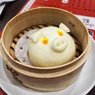 DimDimSum 新宿マルイ本館店 / Tokyo

香港発！台湾や韓国でも大行列の点心レストラン「DimDimSum（ディムディムサム）」が、新宿マルイ本館にオープン！

見た目がユニークな「洋ナシの型揚げ餃子」は、周りの皮がほんのり甘くて、中には肉あんがたっぷり！ぷりぷり海老豚焼売も絶品です！

豚の顔のカスタード饅は、「豚の鼻に箸をさし、ホジホジしてプニューとするとカスタードが鼻からとろけ出す」とあったので、トライしたところ、鼻からではなく下からカスタードが爆発してしまいました。汗　

行列必至なので予約は必須。広めのカジュアルな店内なので、お子様連れにもおすすめのお店です♪

#tokyo #tokyosightseeing #tokyorestaurant #shinjukumarui #dimdimsumjp #bluemoon
