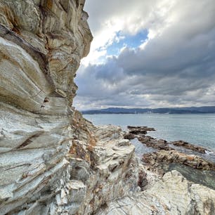 蓬莱岩

和歌山市新和歌浦
海岸の遊歩道を歩くと
綺麗な景観の岩がありました
2025.2.9