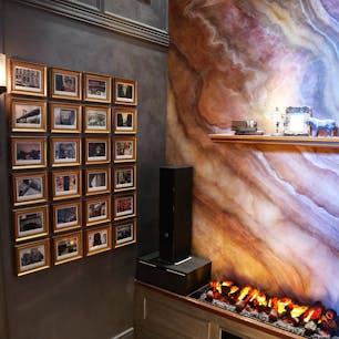 Benjamin Steak House Roppongi / Tokyo

ニューヨーク・マンハッタン発のステーキハウス。国内旗艦店の六本木店は、地下にあるお店ですが、階段途中に飾られたNYの写真が素敵♪
NY本店と六本木店を訪問した、前総理大臣や、有名・著名人の写真もずらりと並んでいます！
店内の雰囲気も良く、6,000円くらいのステーキコースもあるので、ちょっとしたお食事会におすすめです。

#tokyo #tokyosightseeing #tokyorestaurant #benjaminsteakhouse_roppongi #bluemoon