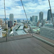 大阪市　WowUs （ワオアス）

大阪の中之島、淀屋橋エリアにできた観光展望施設ワオアスに行ってみました。

大きなガラス張りのフロアから、中之島や御堂筋の街並みが一望でき、とても気持ちが良いです。上部が開口しているウッドデッキテラスに出ると、外の風を感じることができます。

大阪の観光スポットを紹介するコーナーで過ごしたり、カフェでくつろいだりして、気分転換するのも良いですね。大阪堂島浜タワー16Fにあり、無料で入場できます。