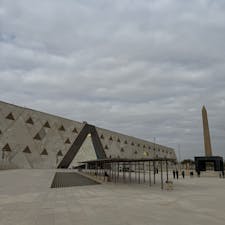大エジプト博物館
1部オープンではあるものの、建物は大きくて広い。展示品の数も多くゆっくり楽しみたい。
近いうちにツタンカーメンの黄金のマスクと装飾品も展示予定。
エジプトで行くべき博物館
