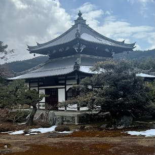 鹿王院
鹿王院の舎利殿は鹿苑寺の金閣の原型と言われて居ます。
鹿王院は古く金閣寺より以前に建立されて居ましたが、応仁の乱で焼けました、

鹿王院には、嵐電鹿王院で下車徒歩7分かなぁ？嵐山駅二駅手前です。

#サント船長の写真