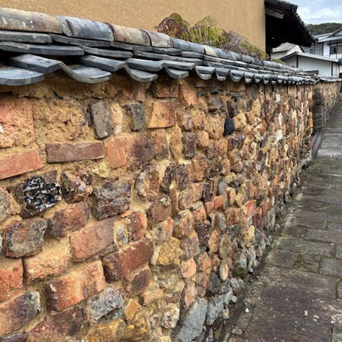 トンバイ塀のある裏通り