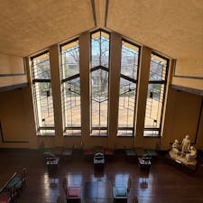 自由学園明日館

久しぶりに訪問しました
#フランク・ロイド・ライト 設計の元校舎
たくさんの人達の努力により残された建物
以前と変わらず穏やかな時間が流れていました　

窓辺には春らしい黄色のラナンキュラスが一輪活けられていました🌼

#東京
#建築