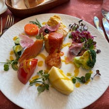 レストラン　キノシタ

フレンチレストランで目にも麗しい食事を楽しんできました
・前菜の盛り合わせ
・豚肉のカツレツ
・ファンダンショコラにピスタチオ味のアイスクリーム

平日ランチでしたが満席なのも納得の美味しさでした

#東京
#代々木
#参宮橋