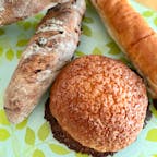 茨城のパン工房ぐるぐるは、地元で人気のパン屋さん。
茨城県内に3店舗あります。
人気店なので、午後になるとパンは少なめになってしまいます。
ここは、「奥久慈卵のクリームパン」が断然おすすめ。濃厚でとろ〜りクリームが最高です。


#茨城県　#パン工房ぐるぐる