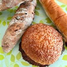 茨城のパン工房ぐるぐるは、地元で人気のパン屋さん。
茨城県内に3店舗あります。
人気店なので、午後になるとパンは少なめになってしまいます。
ここは、「奥久慈卵のクリームパン」が断然おすすめ。濃厚でとろ〜りクリームが最高です。


#茨城県　#パン工房ぐるぐる