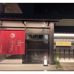 知り合いにおすすめされたこちらの旅館。
高瀬川沿いに立つ、雰囲気の良い旅館です。檜風呂も魅力🛀
駐車場を予約は予約しましょう👍