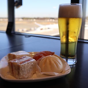 ANA LOUNGE / Narita International Airport

成田空港第1ターミナルのメインラウンジ。
機内食を食べることを考えて、控え目に軽食をいただきつつ、ドリンク多めで。
お汁粉もあって美味しかったです♪
搭乗までの時間、飛行機を眺めながらゆったり過ごせるのはいいですね。

#tokyo #tokyosightseeing #bluemoon