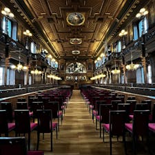 ハイデルベルクの大学博物館 Universitätsmuseum

当初学生牢のみを見学する予定でしたが、この日は学生牢と大学博物館の併用チケットしか販売していなかった為見学。
ずばり、行ってよかったです！
ハイデルベルクでの観光で、この古い講堂の美しさが1番心に残っています。
(平日の午前中に行ったせいか私たちの他に誰もいなくて、穴場スポットかもしれません。)