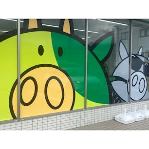 「わさビーフのヤマヨシ直売所」です。
なにこれ？と思って、立ち寄りました。
あまり見ることのないワザビーフの色んな味がありましたよ♪