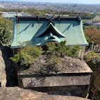 高砂市の「生石神社」（おういこじんじゃ）
石宝殿は確かに浮いているように見えますよ。
山肌を登ると写真のように見ることができますよ