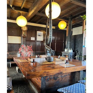 【とくや】in群馬県前橋市

囲炉裏を囲みながらゆっくりお蕎麦やおうどんを味わえるとくや！
初めて伺いましたが特に鍋焼きうどんがすっごく美味しかった✨
天ぷらの盛り合わせ、かけ蕎麦、もり蕎麦、カレーうどんもいただきました✨
美味しいご飯に囲炉裏のおかげで身体が暖まりました！！
ほうれん草のお浸しが食べ放題だったり、お蕎麦やおうどんについてきたお漬物やきんぴらなどもすっごく美味しかった✨

ちなみに夏の時期はお蕎麦屋さんから焼きトウモロコシ屋さんに変身するとのこと！！！
ぜひ夏にも🌽

2025.2.24❄️