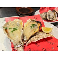 牡蠣屋

定食も美味しいお店ですが、今回は食べ歩きが目的だったので焼きガキと牡蠣グラタンをいただきました🦪

大ぶりで美味しかった😋

#広島グルメ#広島#宮島