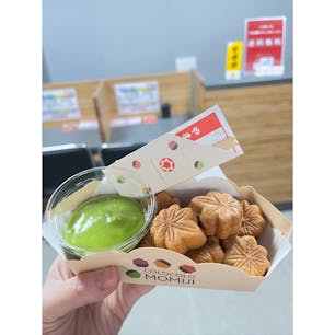 やまだ屋 宮島本店

ずーっとSNSで気になったお店🍁
ディップの抹茶は暖かいかと思いきやCOLDでした🍵

楊枝入れはおみくじでした♡

#広島グルメ#広島#宮島