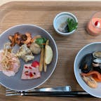 大阪市　ホテル京阪京橋グランデ　

7階にあるレストランロレーヌで、ランチバイキングを楽しみました。冷製料理から温製料理、サラダ、パン、デザートまで、50種類以上の料理が味わえます。

ひと手間かけた料理はどれも美味しい。店内はそこまで広くはありませんが、吹き抜けで天井は高く、窓も大きいので開放感がありました。