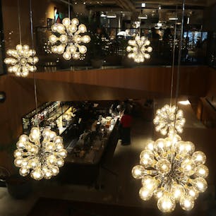 THE KNOT TOKYO Shinjuku / Tokyo

新宿中央公園向かい側にあるモダンなホテル「ザノット東京新宿」。
ホテル内には、誰でも利用できる広めのラウンジスペースがあり、1Fにはベーカリーとタパスバーのあるカジュアルなカフェを併設、2階には落ち着いた雰囲気のイタリアンレストランも。
宿泊客は外国人が圧倒的に多く、異国の雰囲気が漂っています♪

#tokyo #tokyosightseeing #theknottokyoshinjuku #bluemoon