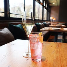 MORETHAN GRILL / Tokyo

THE KNOT TOKYO Shinjuku 2Fにあるイタリアンレストラン「モアザングリル」。内装デザインが素敵で、窓からは都庁も見えます。
前菜2品にパスタ、メイン、デザートに食後のドリンク付きのランチコースは3,850円というコスパの良さ。ジョスパーオーブンで焼かれた牛ハラミや、薪焼きした真蛸のトマトソースパスタが最高でした！料理に合わせて色々なパンがサーブされるのも◎。
ミントが爽やかに香るスペシャルな紙おしぼりのサービスも素敵です♪

#tokyo #tokyosightseeing #tokyorestaurant  #morethan_grill #bluemoon