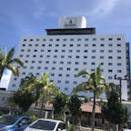 【アートホテル石垣島】
前身が「ホテルニッコー」という、由緒ある大きなホテルです。
海側の部屋からは海や八重山諸島の島々を眺望できます。
施設がとても充実しており、大浴場、スパ、コインランドリーなど、ゆったりできます。
ホテル内にレストランもありますが、周辺にある居酒屋も人気あります。