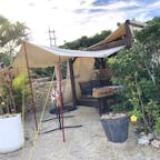 石垣島の隠れ家グランピングリゾート　【YOKABUSHI】で日帰りBBQ

満天の星空が綺麗な、森の奥にあるグランピングリゾートです。
宿泊施設もありますが、ここは日帰りBBQも可能。
事前に食材コースを予約するのもあり、自分たちで持ち込むのもOKです。
持ち込みでも、お皿やカトラリー、まな板に包丁、炭火も用意してくださっています。