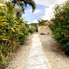 石垣島の隠れ家グランピングリゾート　【YOKABUSHI】
グランピングならではのBBQが楽しめるテントとは別にある、プールサイドもある宿泊施設が素敵です。
夜には綺麗な星空が楽しめます。
なお、日帰りBBQでもプールは利用可能だそうです。