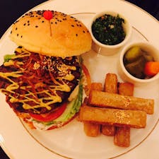 アラブ首長国連邦：アブダビ

アラビック料理は正直口に合いませんでした🙅‍♀️笑
エミレーツパレスホテルで食べたラクダの肉のハンバーガー🍔✨
、、、マクドの勝ち👍笑
料金もめちゃくちゃ高いです笑