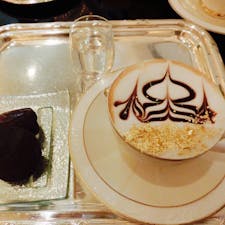 アラブ首長国連邦：アブダビ

ラクダのハンバーガーと一緒に
金粉カプチーノ☕️✨
UAEはとにかく物価が高い❗️
そのかわりに何でもゴージャス✨✨