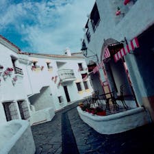 【三重県】
伊勢志摩半島にあるリゾート施設
「志摩地中海村」です。
スペインの雰囲気がリアルに再現されていて、まるで異国のような景観を楽しむことができます！
カフェ、レストラン、クルージング、なんでもあります。宿泊も出来ます😌
オススメです^_^