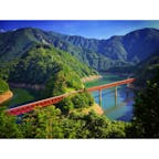 【静岡】
日本の不思議な駅ベスト3で取り上げられ、
一気に有名になった「奥大井湖上駅」です。
エメラルドグリーンの湖と、朱い鉄橋のコントラストがとても美しく、絶景です😌
この鉄橋は「レインボーブリッジ」とも呼ばれています。
列車は上り、下りそれぞれ1時間に1本程度しかありませんので、タイミングを逃すとなかなか見ることができないのでそこだけ注意してください^_^