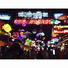 パブストリート！シェムリアップの繁華街です♩
私は滞在中毎晩ここで1人飲み歩きしてました🍺笑
ネオンの光と、楽しそうな音楽が流れていて歌って踊る人たちがいて…。
クメール語が分からなくてもすごく楽しめます！