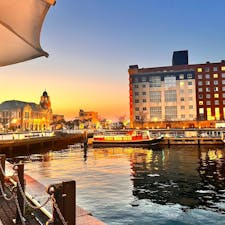 門司港にて
マジックアワーとのコラボで、ヴェネツィアのような…