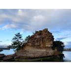淡路島の絵島に行ってきました！
国生み神話に登場するおのころ島伝承地の一つらしいです！
鄉土記念物
絵島
指定区域 淡路町岩屋字恵島884-4（1153m）指定年月日 昭和63年3月25日
約2千万年前の砂岩層が露出した島で、長年の風や波の影響で岩別は不思議な絵模様を描き、自然が創った芸術品となり淡路島のシンボルとなっている。
