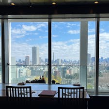 ニュー松坂新宿店 / Tokyo

新宿タカシマヤタイムズスクエアにある、大阪の老舗の鉄板焼き屋さん。
カウンター席からはスカイツリーが見えます♪テーブル席の壁一面には、ユニバーサルスタジオや大阪城など、大阪の名所が描かれた壁絵が大迫力！
和牛100%のハンバーグとステーキがいただけるランチコースがおすすめです♪

#tokyo #tokyosightseeing #tokyorestaurant  #new_matsusaka_official #bluemoon