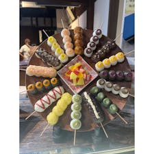 古民家カフェ　湊珈琲

テイクアウトのみで来店
古民家カフェだけにとても雰囲気があるお店で落ち着いた時間を過ごせそうです。
お団子は種類がたくさんあり迷いましたがモチモチでどれも美味しく頂きました！
またリピートしたいお店です＾＾

📍岐阜県岐阜市鏡島中２丁目21-5