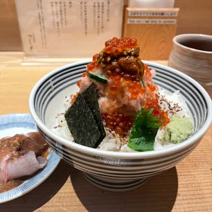 日本橋　つじ半🐟
ずっと気になっていた海鮮丼をやっと食べに行けた😳
こちらは『松』のどんぶり。
左のお刺身を途中で入れてお茶漬けに！

あとから聞いた話ですが、赤坂の店舗の方が行列が短いそう💡