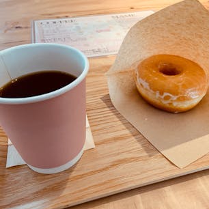 兵庫県西宮市　三ツ豆珈琲　阪急夙川店

阪急夙川駅のそばにあるコーヒースタンド。夙川公園の散策途中に立ち寄った。カウンター席がメインで、一つだけ大きなテーブル席がある。

ライトな桜ブレンドをブレーンドーナツとともにいただいた。香り高く苦味は少ないので飲みやすい。チーズケーキも人気らしい。外には夙川公園の緑が美しい。