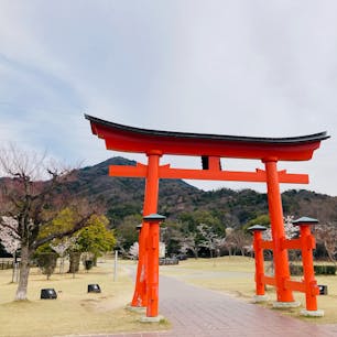 広島
宮島SA・下り

鳥居をくぐれます。
スタバもあって
遠くに本物の鳥居が。