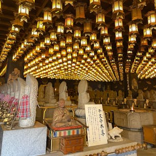 広島県宮島　大本山大聖院🦌
厳島神社は言わずもがな素敵なスポットだったけど、この大聖院でもパワーをいただいた🌿
敷地内に心をうつす鏡や、愚痴聞き地蔵があったり、
この遍照窟という場所で歩くと四国を遍路したのと同じ功徳があるそうです。