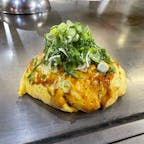 広島県広島市　電光石火駅前ひろば店🔥
この旅で3つのお店で広島焼きを食べたんだけど、ここが一番のお気に入り。
広島焼きがたっぷりの卵に包まれ、どっさりネギが載せられた逸品🤤
中に入った大葉もポイント！
東京や神奈川にも店舗があって、旅行から帰っても何度か行ってる🏃‍♂️