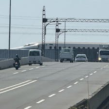 八条大宮高架橋
ココは今は市電は走って居ませんが、この高架橋は撤去されず、現在では車が走って居ますよ。そして市電んが走って居た名残りもありますし、
高架橋の鉄骨はそのまま今も健在ですね。コレも一つの京都市電車遺産ですね。

#サント船長の写真