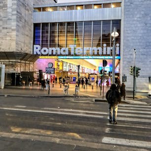 写真の出入り口側は普通だが、反対側は喫煙所があるので少し治安が良くない感じ。