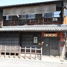 京都・伏見にある寺田屋。幕末、坂本龍馬が滞在中に奉行所に襲われた舞台として知られているスポットです。
現在は宿として営業していますが、見学もでき龍馬が打った拳銃の銃弾の跡や、貴重な資料を見ることができます。

#京都 #伏見 #中書島 #寺田屋 #坂本龍馬