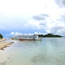 石垣島　川平湾  グラスボードから珊瑚礁を鑑賞

石垣島屈指の絶景スポット。白砂に澄んだブルーの海が映えます。
思わず泳ぎたくなりますが、潮流が強く危険なため遊泳は禁止です。
その代わり、グラスボードという船底が透明な船に乗って、海に入らずとも珊瑚礁が鑑賞できます。
また、シュノーケリングシュノーケルで潮流が穏やかなところまで船で沖に出て楽しむこともできます。
川平湾が綺麗に見られる高台にはお土産屋さんもいっぱいあります。