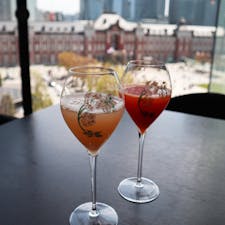 BURDIGALA MARUNOUCHI The Restaurant / Tokyo

新丸ビル5F、東京駅が望めるフレンチレストランで、黒毛和牛メインのLunch Charmantコース5品を堪能。
柚子や八丁味噌を使った和テイストの料理は食べやすく、キューブ型のパンが◎。
ブルディガラのパンは、東京駅構内の「ブルディガラ東京」というベーカリーでも購入できます♪
窓際の席は90分の制限時間がありますが、予約可能です。

#tokyo #tokyosightseeing #tokyorestaurant  #burdigala_marunouchi #ブルディガラマルノウチザレストラン #bluemoon