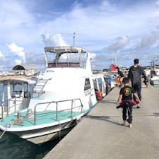 初心者や子連れに人気！
石垣島【マリンショップ taitai】シュノーケリングツアー

石垣島の石垣漁港から沖に出てシュノーケリングを楽しめます。 
また、シュノーケリングの海上での休憩中では、船の2Fからのダイブや、釣りを楽しんだり、看板犬のわん子とも触れ合えます。