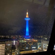 京都駅の空中経路から眺める京都タワー。空中経路を抜けた先でもプロジェクションマッピングが展開されてました。