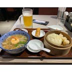 関西空港の第一ターミナルにある551でイートイン。デザートの杏仁豆腐までおいしくて、さすが551！でした。店内で肉まん包んでる様子を見ながら食べられます。