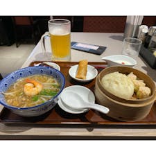 関西空港の第一ターミナルにある551でイートイン。デザートの杏仁豆腐までおいしくて、さすが551！でした。店内で肉まん包んでる様子を見ながら食べられます。