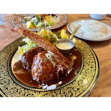 神戸洋食K2 新長田本店

新長田駅から徒歩で5-6分、美味しそうな洋食を求めて行ってきました😋

客席はカウンター4席とテーブル席4つだったかしら…🤔

入れ替わりお客さんは入ってきますが、平日だったのもあり並ばずに着席できました🙆‍♀️

小鉢は食べ放題、お味噌汁もセルフでおかわり可能。それに加えてこのボリュームあるランチ🍽

エビフライが1番美味しかった🍤

#兵庫#神戸#兵庫グルメ